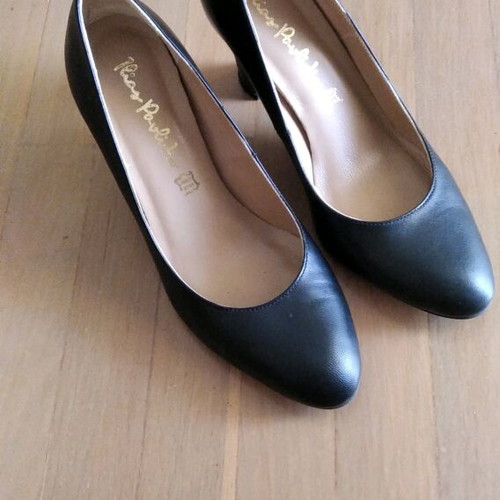 Black leather handmade pumps like new, size 37