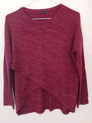 Μπλούζα Bershka S μπορντό με ασύμμετρο σχέδιο σαν καινούργια