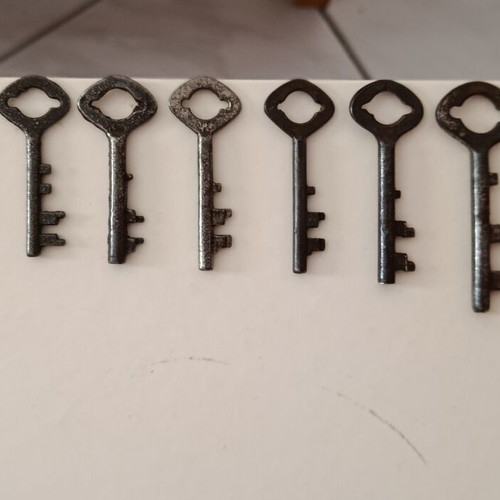 Old keys used, set of 9