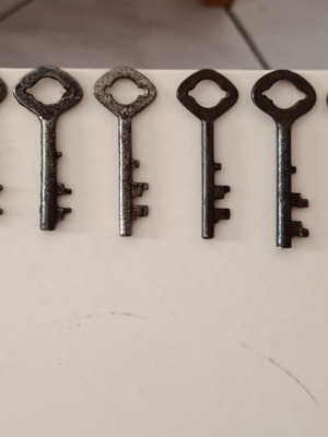 Old keys used, set of 9