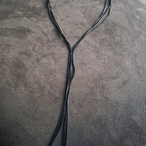 Set of 2 black necklaces like new with black stones