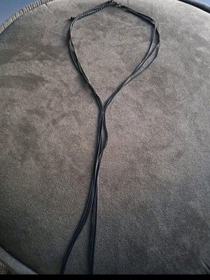 Set of 2 black necklaces like new with black stones