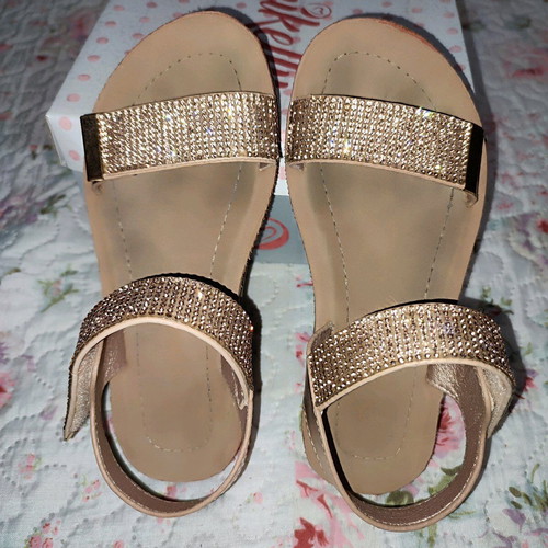 Children's sandals size 29 like new, gold