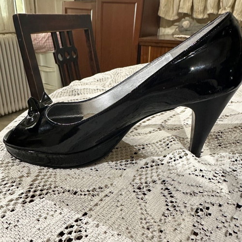 Peep toe patent leather black pumps like new, size 37