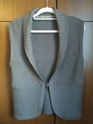 Cecil vest mocha color like new, knitted, size M-L