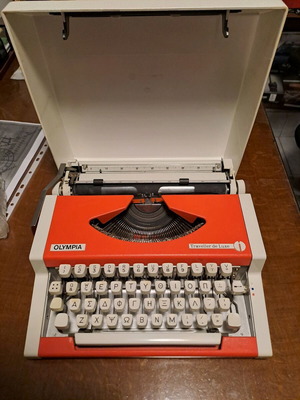 Olympia typewriter like new, functional, retro-vintage
