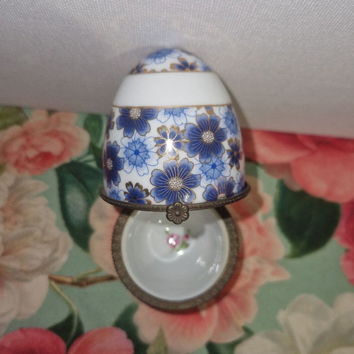 Limoge porcelain decorative egg like new, collectible