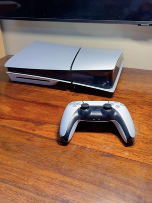 PlayStation 5 Slim 1TB Disc Edition πακέτο με PS Portal και χειριστήριο Spider-Man 2 σαν καινούργιο