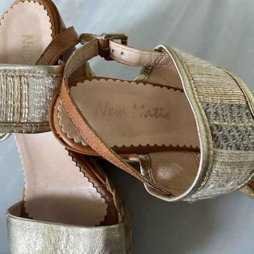 Beige platforms with woven heel and gold details like new