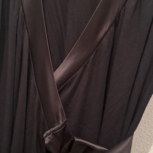 Toi & Moi black wrap dress like new, satin details, versatile fit