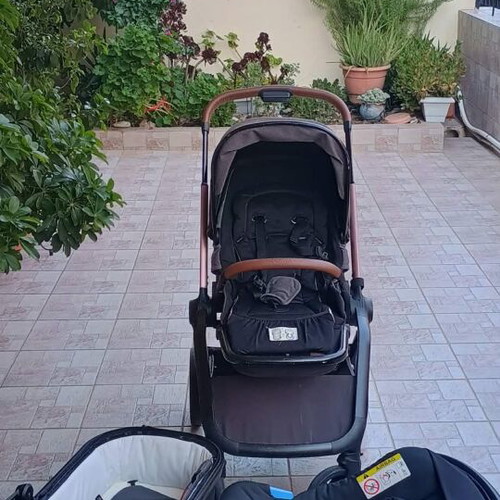 Mysa Trio with Kory Plus Car Seat Chicco black satin like new with Cangaroo camera