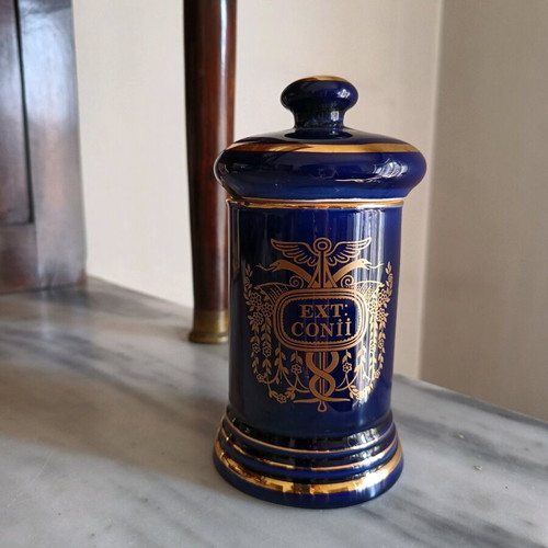 Porcelain pharmacy jar used with broken lid