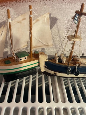 Wooden boats used, pack of 2 pieces