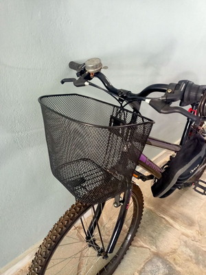 Women's bicycle like new with basket, chain, rear light, saddle cover