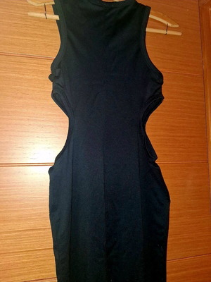 Μαύρο φόρεμα Zara rib ύφασμα με ανοίγματα πλαϊνά, σαν καινούργιο