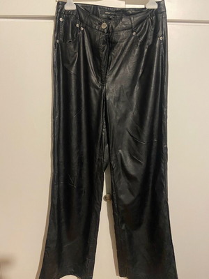 Only women's black pants with leather texture like new, size L