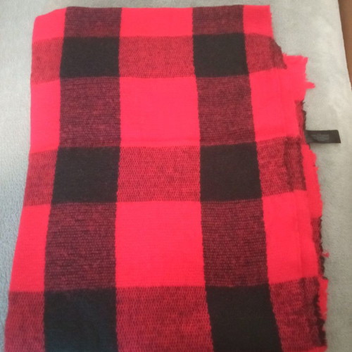 Red checked scarf like new, long and wide, very soft and warm
