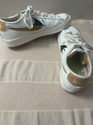 Nike Blazer Low 77 SE παπούτσι σαν καινούργιο, άνετο και μοντέρνο