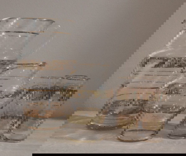 2 γυάλινες καράφες, μία μικρότερη και μία μεγαλύτερη με 4 γυάλινα ποτήρια.