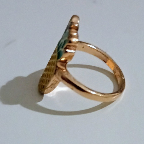 Ring like new, gold color with pineapple design