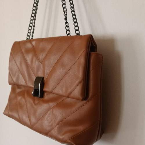 Shoulder bag like new, tan color with chain and quilted design