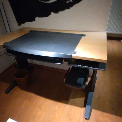 Computer desk like new with sliding keyboard tray and shelf