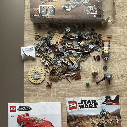 Lego 75299 Star Wars set with box and figures