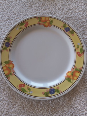 Melamine plates and bowls set new with 3 measuring cups