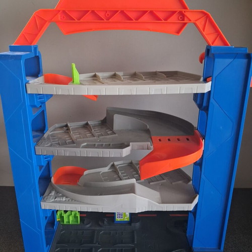 Hot Wheels City playset like new with Stunt Garage and Downtown Tune Up Shop