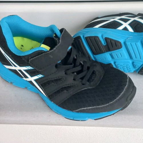 Asics kids athletic shoes like new, size 31