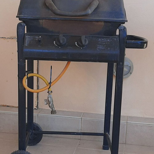 Gas grill with 2 burners used, dimensions 52x34x100 cm
