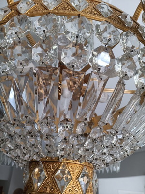 Chandelier with crystals like new, large 12-bulb ceiling light