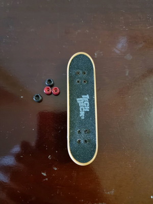 Tech Deck Finger Skate like new with 4 wheels