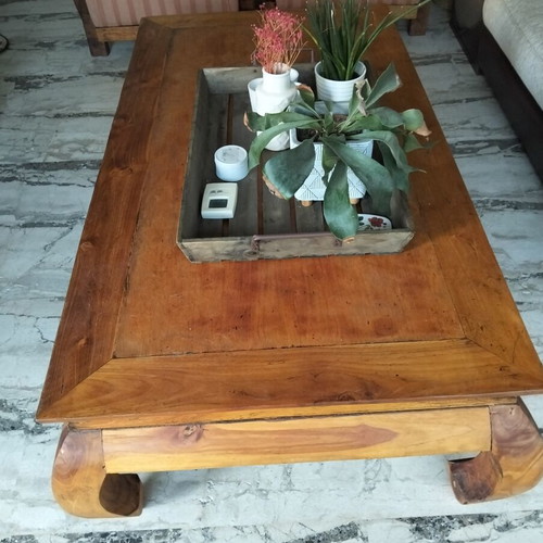 Living room coffee table made of solid honey wood, like new