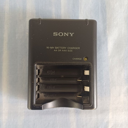 Sony BC-CS2B Ni-MH Battery Charger used for AA and AAA batteries