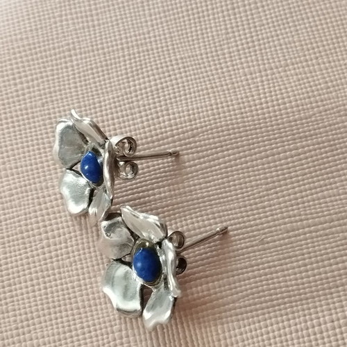 Stud earrings with blue stone like new, diameter 1.7 cm
