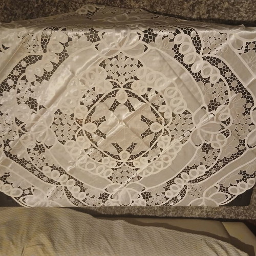 Table linen set of 7 pieces like new, white bridal