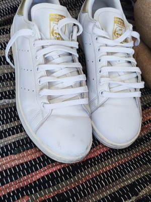 Adidas Stan Smith αθλητικά σαν καινούργιο, μέγεθος 41.5, άσπρα και χρυσαφί