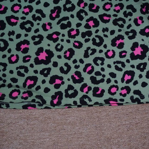 Women's blouse new, size M, green with pattern