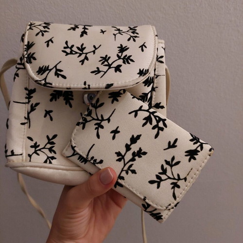 Women vintage white shoulder bag with wallet like new