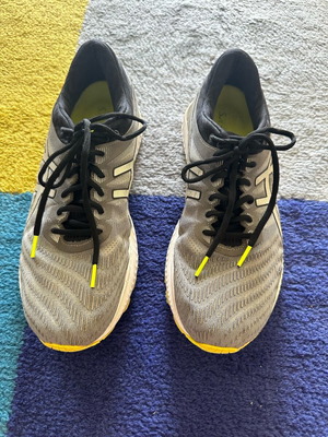 Asics Gel Nimbus 22 athletic shoes like new, gray with yellow details, size 46