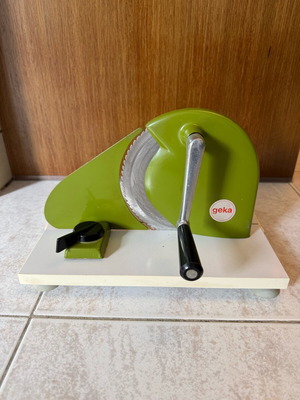 Geka vintage manual bread slicer like new, green color