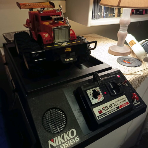 Base and display case for Nikko 4x4 jeep with sound and movement, new