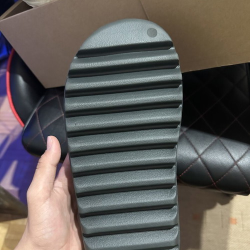 Yeezy Slide Onyx Size 46 Like New