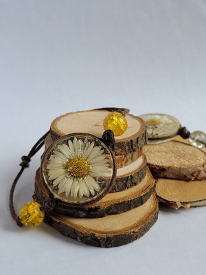 Daisy resin bracelet like new, brown and yellow