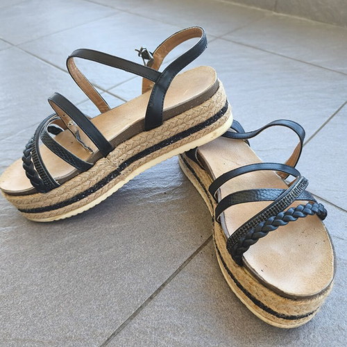Flatform sandals used with black straps and glitter details, size 39