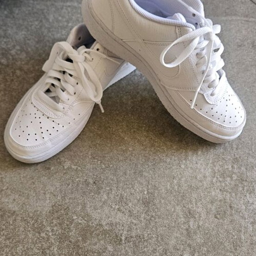 Nike boys' shoes size 40 like new, white