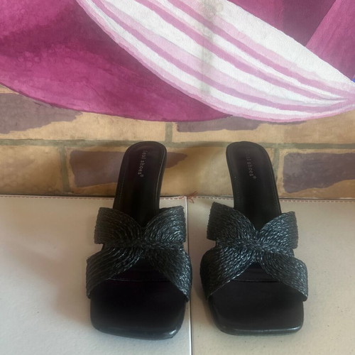 Ideal Shoes black women's mules with woven raffia style, size 41, like new