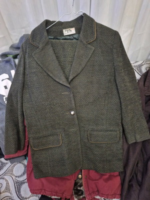 Vintage wool suit set jacket and skirt in good condition