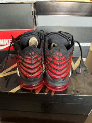 Lebron 17 Nike athletic shoes size 44.5 new black